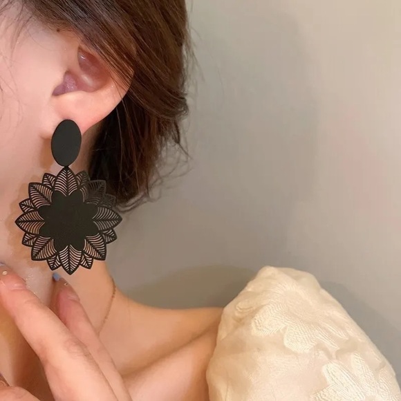 💖 5 items for $25 Sale! 💖 Black Flower Dangle Earrings - Picture 3 of 6